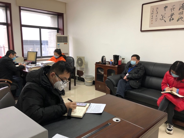 杨校长在办公室参加讨论会.jpg